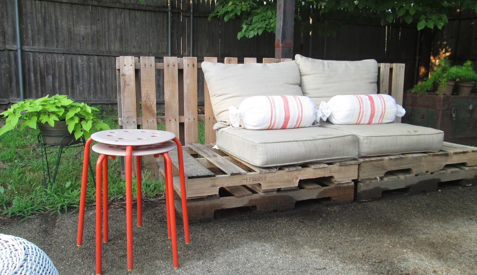 Image of: Pallet-Deck-Furniture-Plans