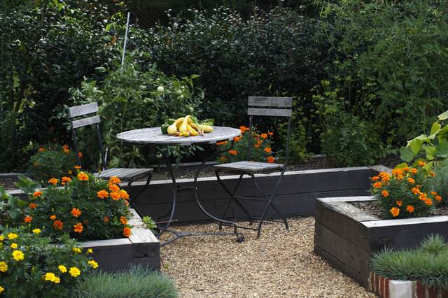 Image of: Slate and Gravel Patio