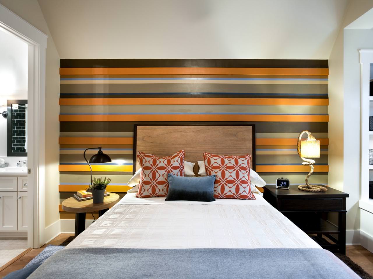 Image of: Striped-Accent-Wall-Bedroom