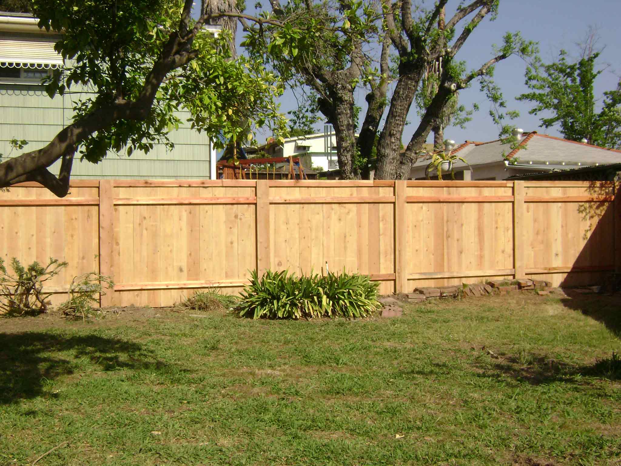 Image of: Types-Of-Wooden-Fences-For-Backyard